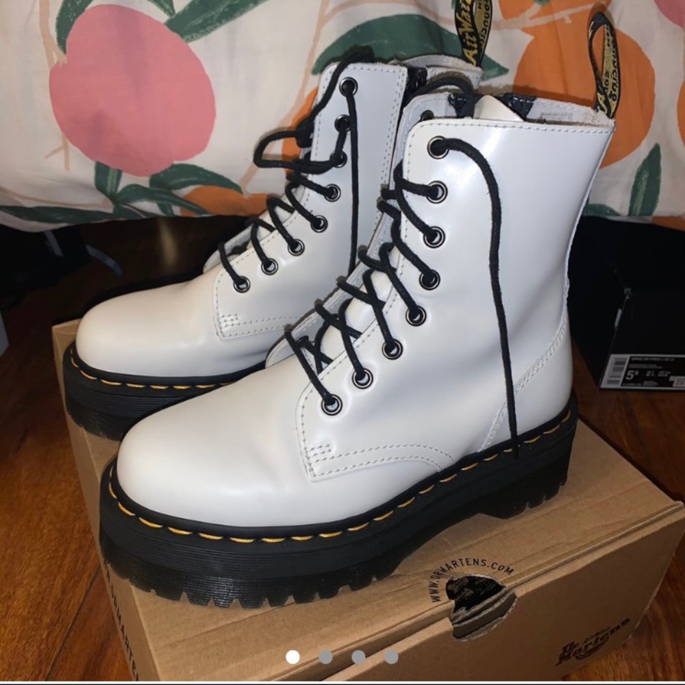 De. Marten Jadon white boots